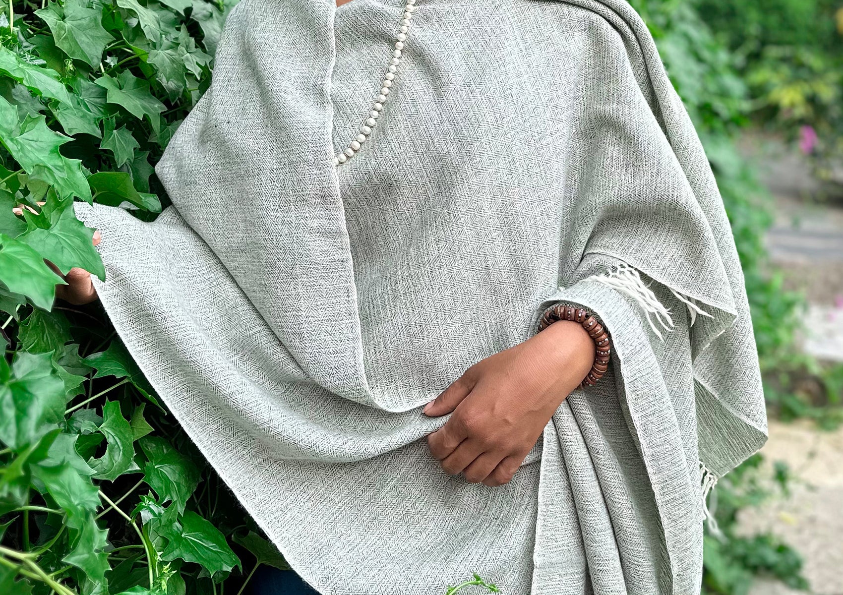 Large meditation shawl in grey wool, ideal for mindfulness practices.